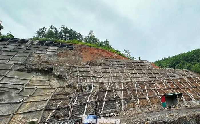 Thậm chí, có đoạn mái taluy dương đã được kè, tạo lớp áo bê tông bảo vệ nhưng vẫn xảy ra lún, nứt hư hỏng. Ảnh chụp ngày 21/8.