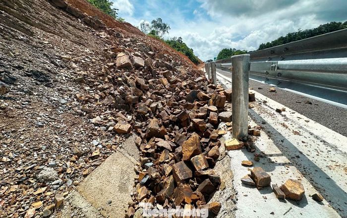 Một số đoạn vật liệu rơi sạt xuống đường toàn là đá viên