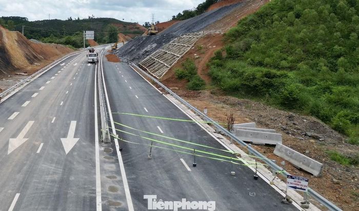 Để đảm bảo an toàn, các đơn vị thi công đã phải đóng đường với xe công vụ để phương tiện thi công khắc phục sự cố.