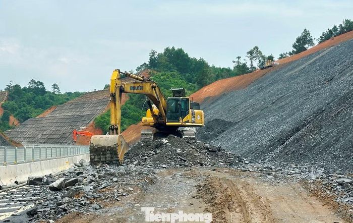 Đoạn đường dự án qua xã Chi Lăng, Lạng Sơn đã thi công xong bị đất đá sạt trượt xuống phong tỏa cả một chiều đường.
