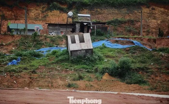 Sạt lở khiến công trình tại khu tái định cư bị đất đá cuốn trôi. (Ảnh: Tiền Phong)