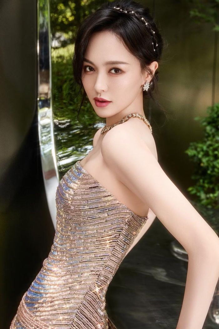 Quản lý Lý Đăng Khoa cho rằng Địch Lệ Nhiệt Ba không phải nguyên nhân dẫn đến tình bạn giữa Dương Mịch và Đường Yên rạn nứt. Cô đã bị oan suốt 10 năm.