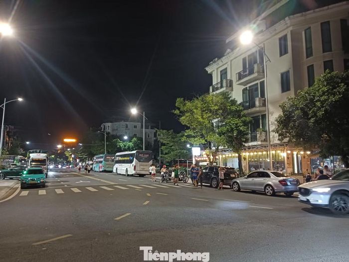 Người dân tập trung tại nhà riêng của Hải Sapa.