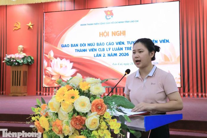 Các đại biểu trình bày tham luận tại hội nghị.