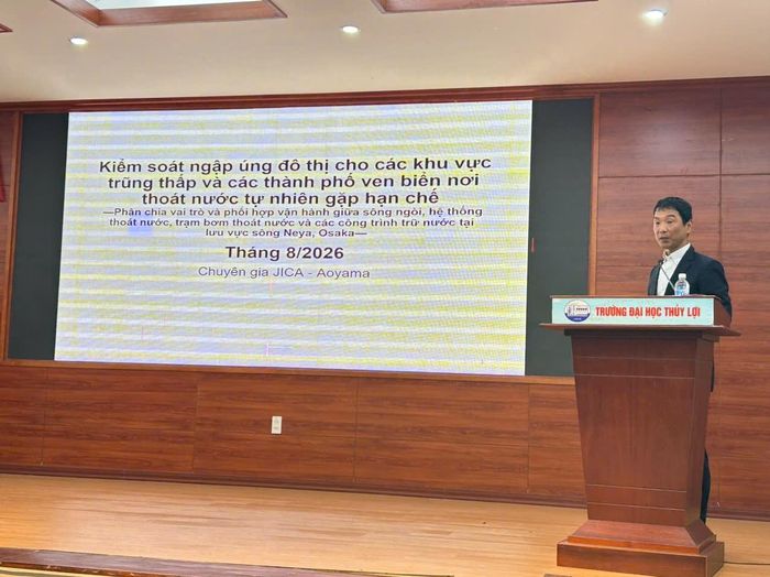 Ông Aoyama Yoshihiko - cố vấn trưởng dự án trình bày mô hình quản lý lưu vực sông tại Nhật Bản.