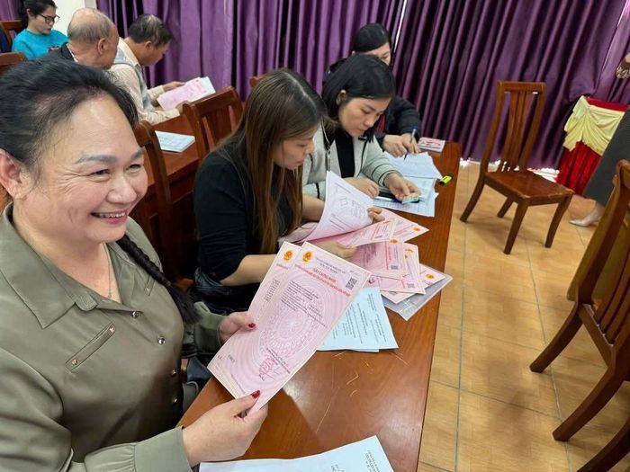 Niềm vui của người dân tại Khu dân cư đô thị mới đảo Sa Tô (Quảng Ninh) sau nhiều năm chờ đợi giấy chứng nhận quyền sử dụng đất.