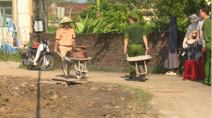 Các cán bộ, chiến sĩ CSGT trực tiếp hỗ trợ công tác khởi công.