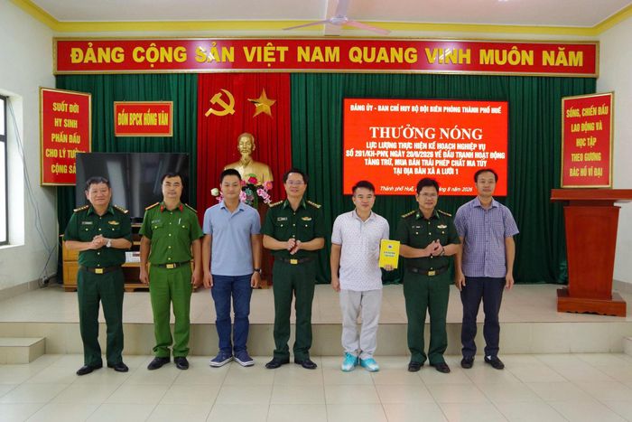 Đại tá Đặng Ngọc Hiệu, Bí thư Đảng ủy, Chính ủy Ban Chỉ huy Bộ đội Biên phòng TP Huế trao thưởng nóng cho các lực lượng.
