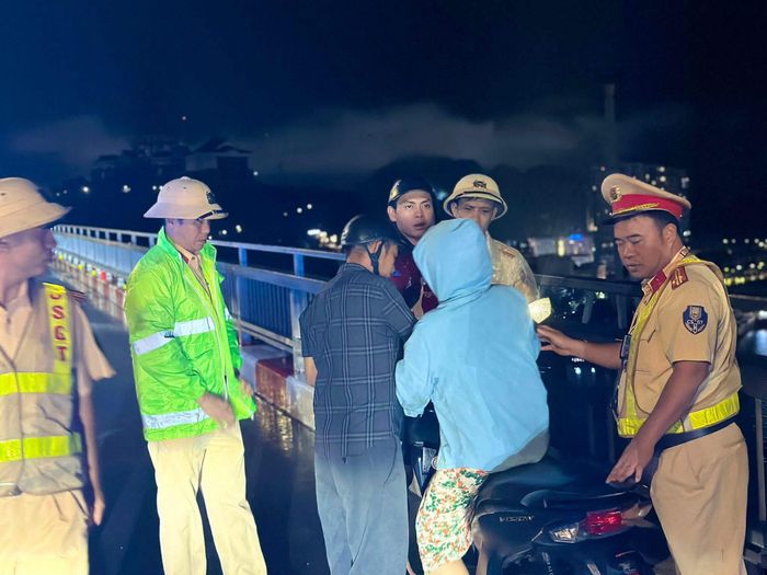 Tổ công tác kịp thời tiếp cận, vận động và đưa người phụ nữ có ý định nhảy cầu Bãi Cháy đến nơi an toàn.