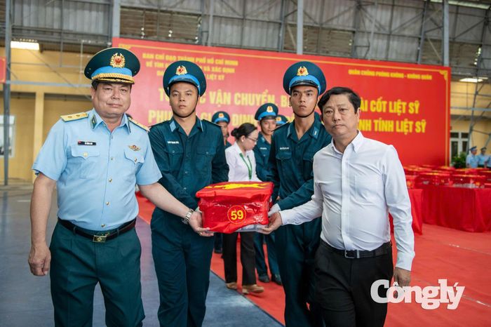 Các mẫu sinh phẩm hài cốt liệt sĩ đã được vận chuyển đến Hà Nội.