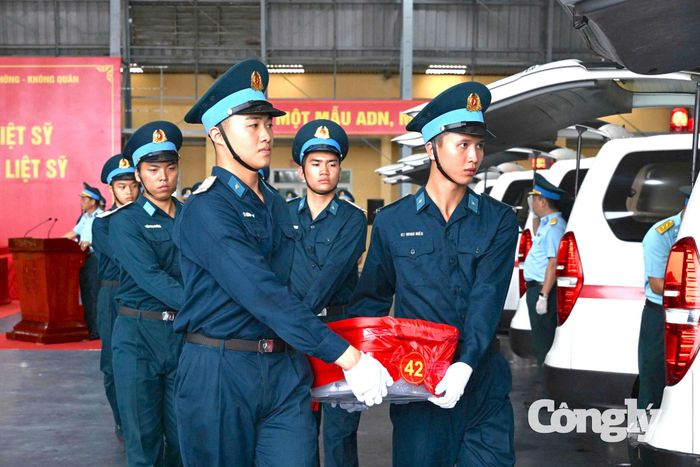Di chuyển các mẫu hài cốt liệt sĩ.
