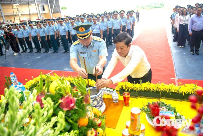 Dâng hương tri ân các Anh hùng liệt sĩ.