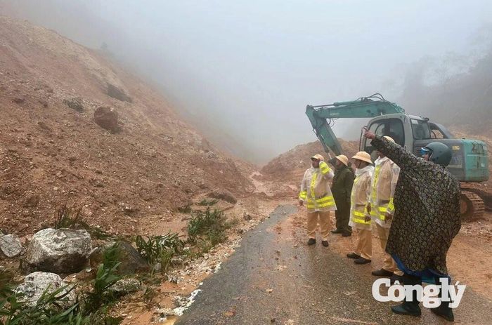 Lực lượng CSGT đã có mặt tại hiện trường phối hợp khắc phục sạt lở, đảm bảo giao thông.