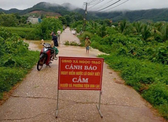 Chính quyền địa phương cắm biển cảnh báo nơi nước ngập sâu.