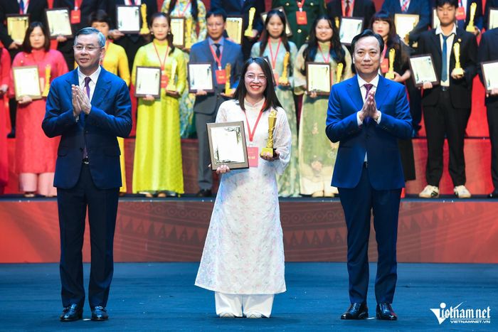 Ông Ngô Văn Tuấn, Bộ trưởng Bộ Tài chính và ông Lại Xuân Lâm, Phó Bí thư Đảng ủy Chính phủ trao giải C cho nhóm tác giả của Báo VietNamNet. Ảnh: Thạch Thảo