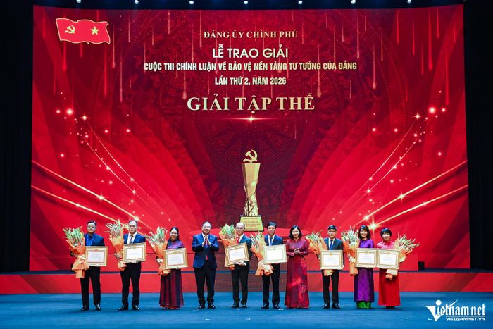 Ủy viên Bộ Chính trị, Phó Bí thư Thường trực Đảng ủy Chính phủ, Phó Thủ tướng Thường trực Chính phủ, Trưởng Ban Chỉ đạo cuộc thi Phạm Gia Túc và Ủy viên Trung ương Đảng, Phó Bí thư Đảng ủy Chính phủ Nguyễn Thị Tuyến tặng Bằng khen của Ban Thường vụ Đảng ủy Chính phủ cho 8 tập thể có thành tích xuất sắc. Ảnh: Thạch Thảo