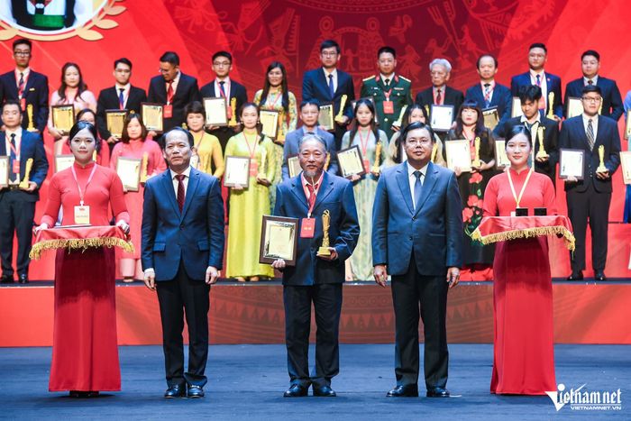 Nhóm tác giả của Báo VietNamNet nhận giải Khuyến khích. Ảnh: Thạch Thảo
