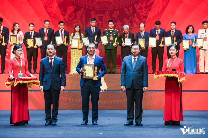 Nhà báo Thanh Hải, Báo VietNamNet nhận giải Khuyến khích. Ảnh: Thạch Thảo