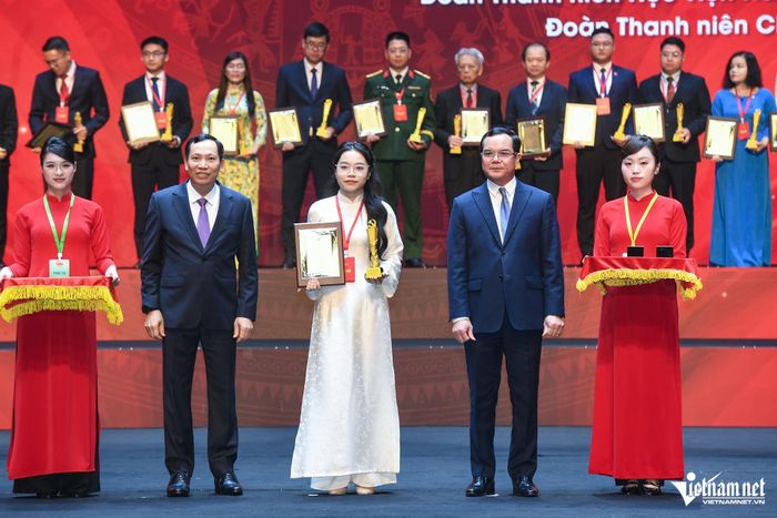 Ông Nguyễn Đình Khang, Ủy viên Trung ương Đảng, Ủy viên Ban Chấp hành Đảng bộ Chính phủ, Bí thư Đảng ủy, Bộ trưởng Bộ Dân tộc và Tôn giáo và Thượng tướng Lê Văn Tuyến, Ủy viên Trung ương Đảng, Thứ trưởng Bộ Công an trao giải Chuyên đề cho 21 tác giả và nhóm tác giả. Ảnh: Thạch Thảo