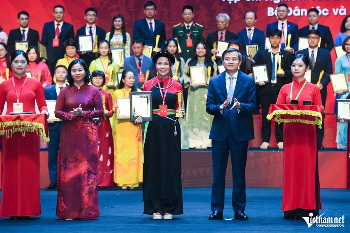 Ông Đoàn Minh Huấn, Ủy viên Bộ Chính trị, Giám đốc Học viện Chính trị quốc gia Hồ Chí Minh và bà Nguyễn Thị Tuyến, Ủy viên Trung ương Đảng, Phó Bí thư Đảng ủy Chính phủ trao giải A cho tác giả Hoàng Thị Thanh. Ảnh: Thạch Thảo