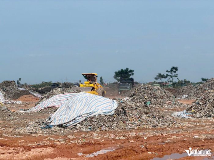 Máy móc được huy động để đảo rác, san gạt