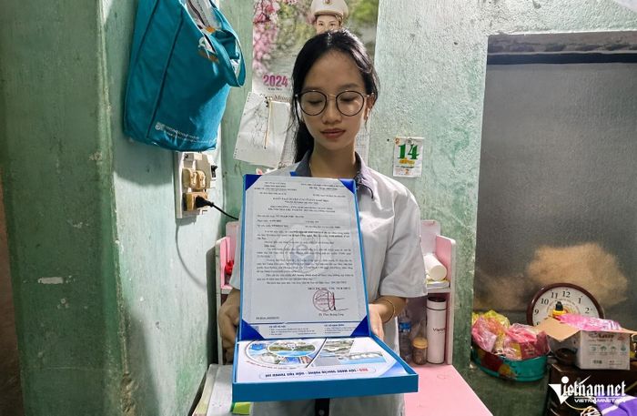 Vũ Phạm Thu Trang nhận giấy báo trúng tuyển với nhiều âu lo. Ảnh: Lê Dương