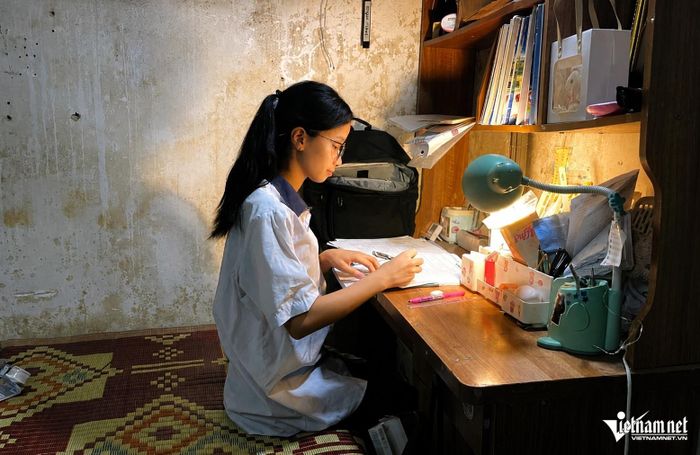 Góc học tập đơn sơ của Trang. Ảnh: Lê Dương