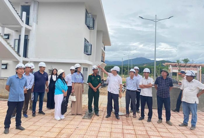 Đoàn công tác của UBND TP Huế kiểm tra dự án chiều 19/8. Ảnh: G.X