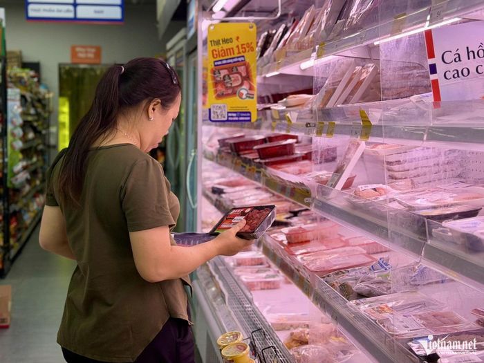 Một siêu thị tại TPHCM đang chạy chương trình giảm giá cho mặt hàng thịt heo. Ảnh: Thu Hà
