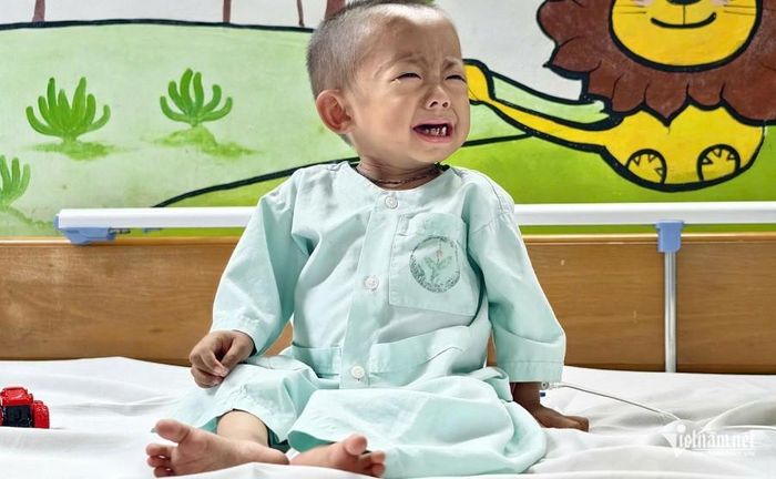 Trước mắt là ca phẫu thuật cắt lách với chi phí khoảng 20 triệu đồng, cậu bé Xinh Mun rất cần sự chung tay hỗ trợ từ cộng đồng