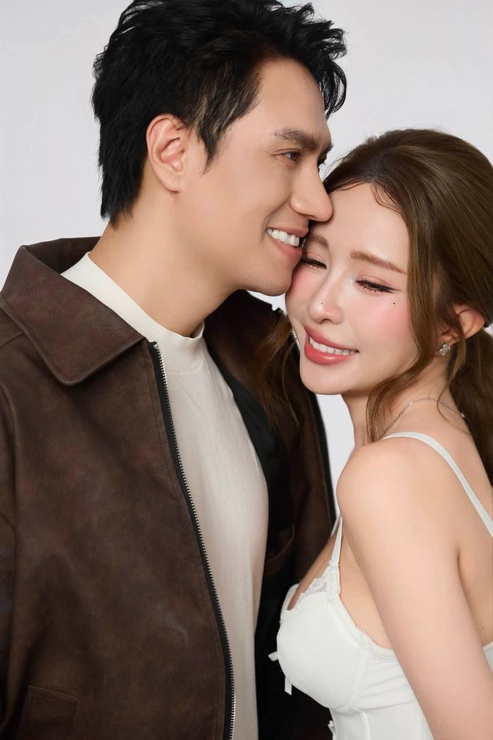 Cặp đôi xuất hiện đầy tình tứ khiến khán giả đứng ngồi không yên.