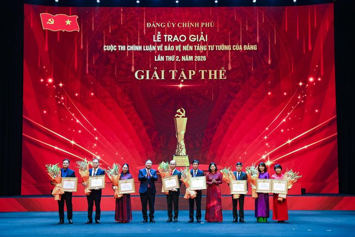 Ủy viên Bộ Chính trị, Phó Bí thư Thường trực Đảng ủy Chính phủ, Phó Thủ tướng Thường trực Chính phủ, Trưởng Ban Chỉ đạo cuộc thi Phạm Gia Túc và Ủy viên Trung ương Đảng, Phó Bí thư Đảng ủy Chính phủ Nguyễn Thị Tuyến tặng Bằng khen của Ban Thường vụ Đảng ủy Chính phủ cho 8 tập thể có thành tích xuất sắc. Ảnh: Thạch Thảo