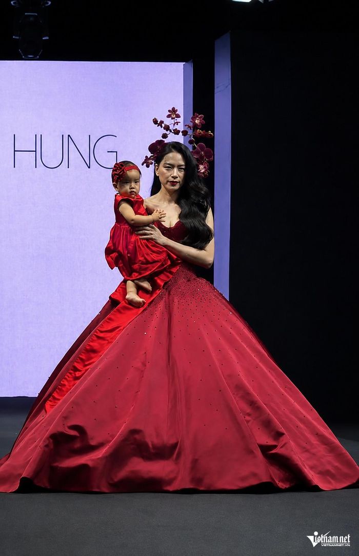 Ngô Thanh Vân bế con gái diễn vedette