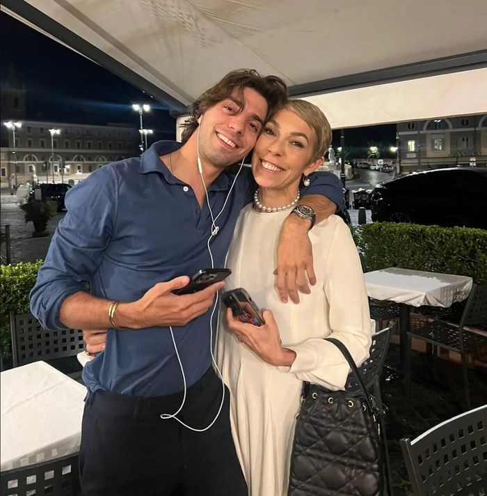 Mathilde Favier và con trai Carlo. Ảnh: Ig