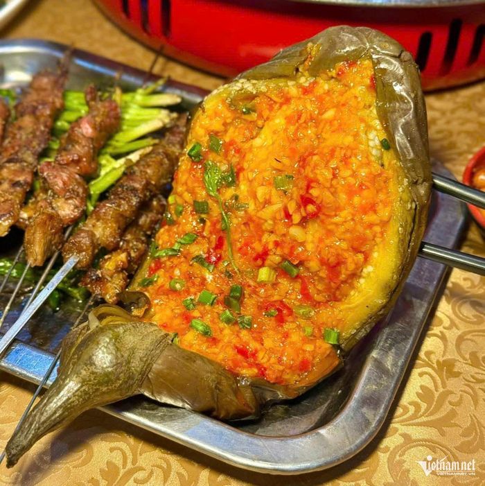 Cà tím nướng chín mềm, vỏ xém nhẹ toả mùi thơm cùng mỡ hành béo ngậy là món ăn hấp dẫn. Ảnh minh hoạ