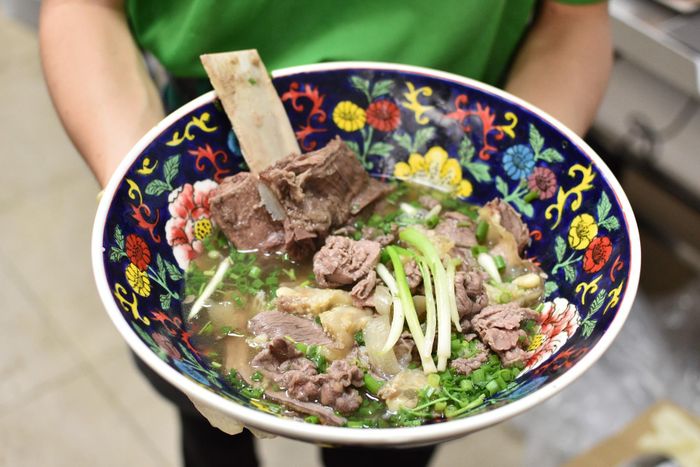 Mỗi tô phở đặc biệt của quán sẽ có 350g sườn bò và 100gr thịt bò các loại như thịt tái, thịt chín, nạm, gầu, gân... Ngoài ra, thực khách còn được phục vụ một bát trứng chần và đĩa quẩy ăn kèm. Ảnh: Lam Hoang/Phở Lành