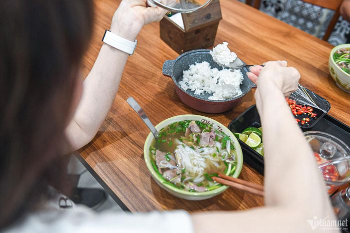 Món phở chan cơm nguội hút khách thưởng thức ở phường Hai Bà Trưng. Ảnh: Linh Trang