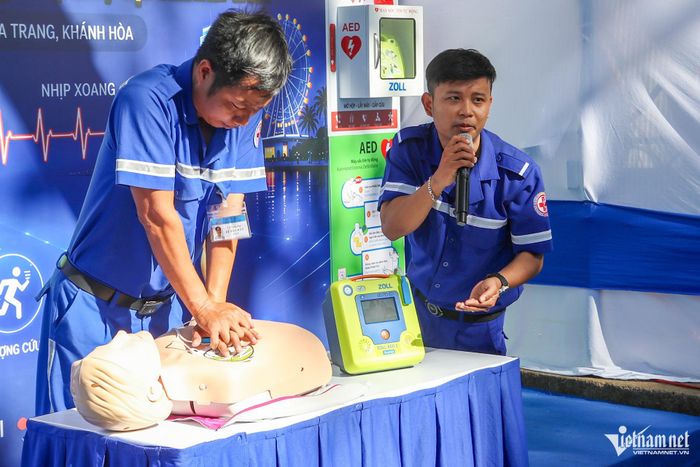Nhân viên y tế của Trung tâm cấp cứu 115 hướng dẫn sử dụng máy khử rung tim tự động. Ảnh: Xuân Ngọc
