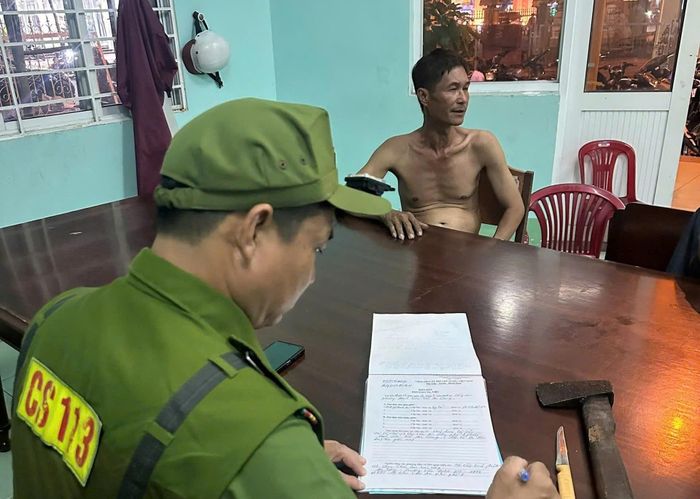 Nghi phạm Được cùng hung khí tại cơ quan công an. Ảnh: CACC