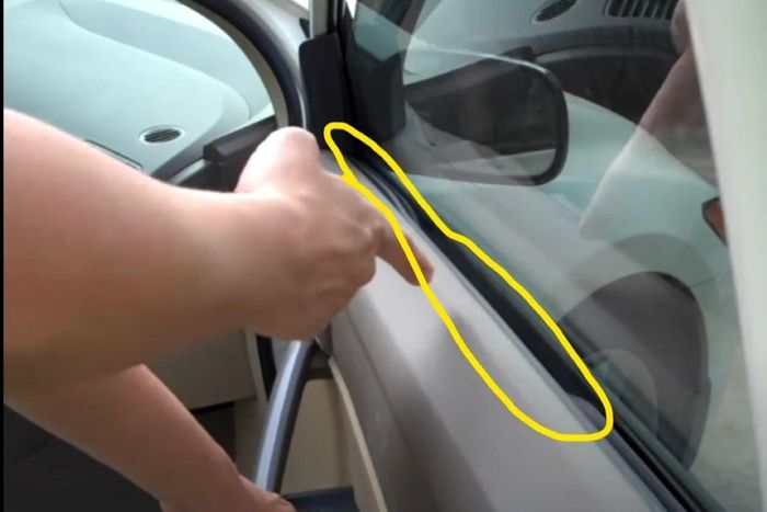 Một chiếc xe có cửa kính ô tô bị kẹt khó lên xuống do gioăng cao su gặp vấn đề. Ảnh: Xuân Quang