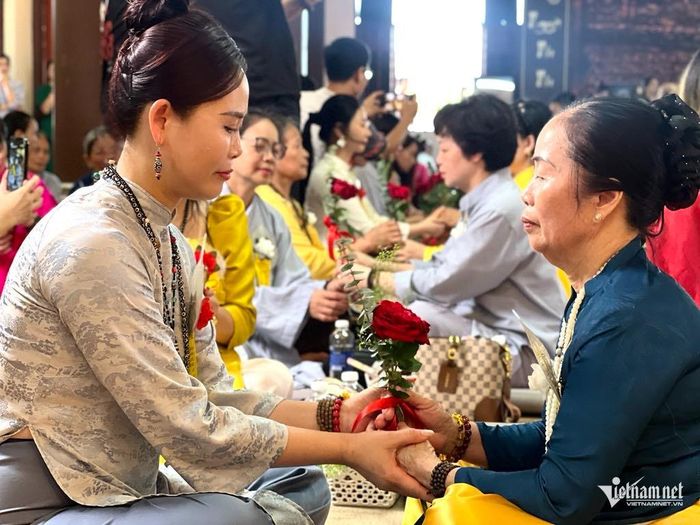 Ý nghĩa sâu nhất của hiếu kính là làm cho cha mẹ hài lòng, an tâm. Ảnh: Bình Minh