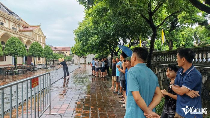 Hàng trăm giáo dân kéo đến theo dõi sự việc. Ảnh: Trần Nghị