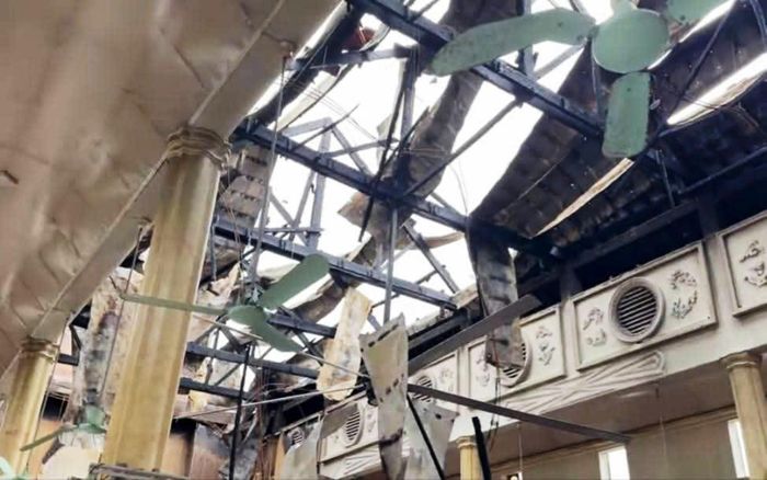 Sau hơn 1 giờ 30 phút, đám cháy mới được khống chế và dập tắt nhưng đã thiêu rụi toàn bộ phần mái. Ảnh: Nguyễn Tuấn