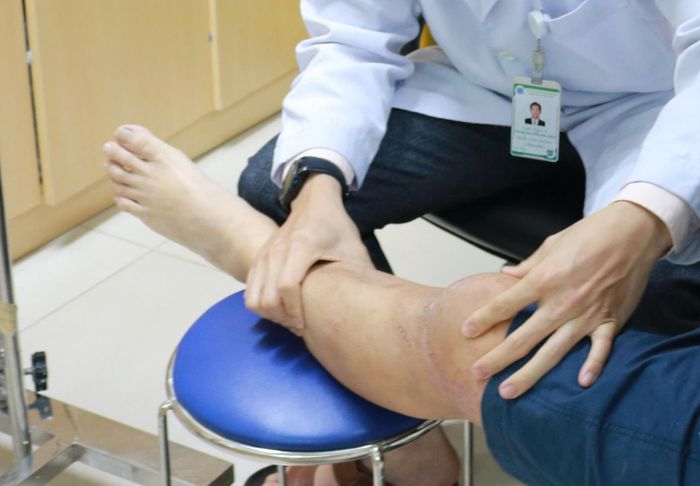 Anh V. bỗng dưng yếu liệt chân nhưng không tìm ra nguyên nhân thực thể. Sau khi trị liệu hội chứng kiệt sức, bệnh nhân hồi phục khả năng đi lại sau 2 ngày. Ảnh: Thanh Huyền