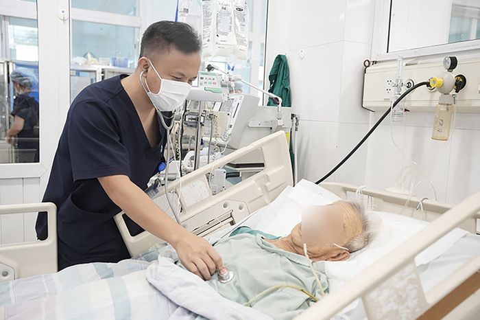 Cụ ông sau phẫu thuật lấy dị vật được chăm sóc hồi sức tích cực. Ảnh: BVCC
