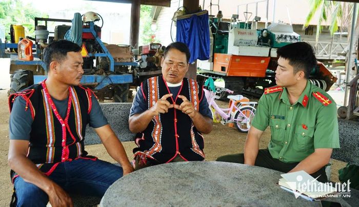 Lực lượng Công an xã Phú Thiện tiếp xúc, vận động ông Siu Phoar tham gia tuyên truyền người dân từ bỏ Tin lành Đê ga trở về sinh hoạt tôn giáo thuần tuý. Ảnh: Ngọc Thu