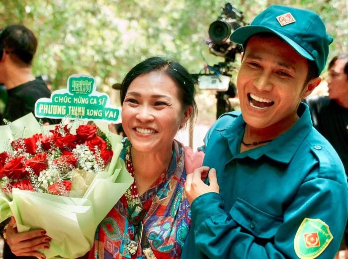 Huỳnh Lập tặng hoa cho ca sĩ Phương Thanh khi chị hoàn thành vai khách mời trong phim.