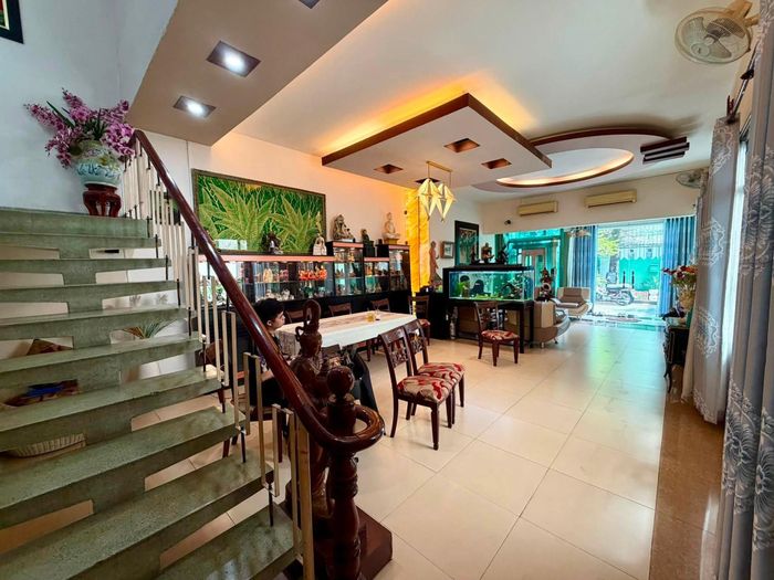 NSƯT Hữu Châu tại nhà NSND Kim Cương. Ảnh: FBNV