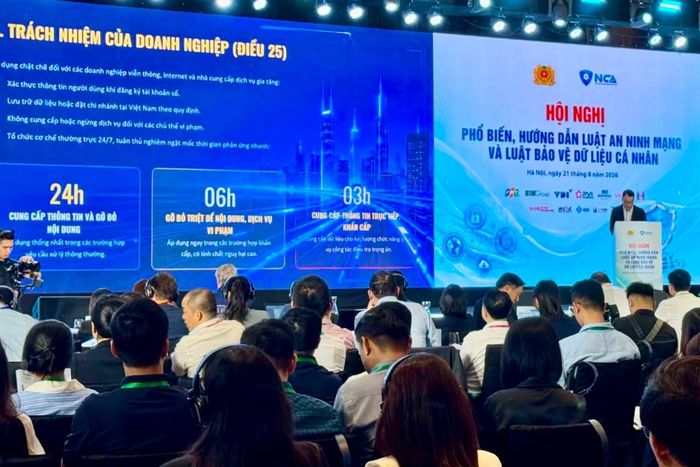 Luật An ninh mạng quy định doanh nghiệp và các nền tảng mạng xã hội trong và ngoài nước phải gỡ bỏ thông tin vi phạm chậm nhất 24 giờ sau khi có yêu cầu; tối đa 6 giờ trong trường hợp khẩn cấp, đe dọa xâm phạm an ninh quốc gia. Ảnh: Du Lam