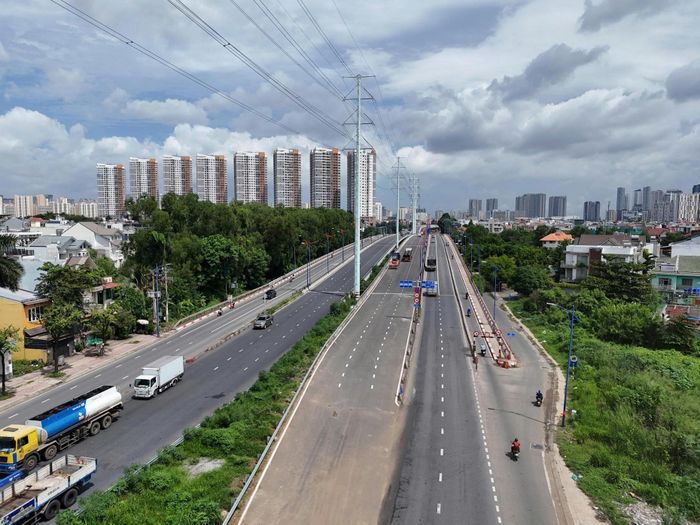 Nhánh cầu trái Giồng Ông Tố (bên phải) mở dải phân cách, chính thức đưa vào vận hành đồng bộ với nhánh N4. Ảnh: TK